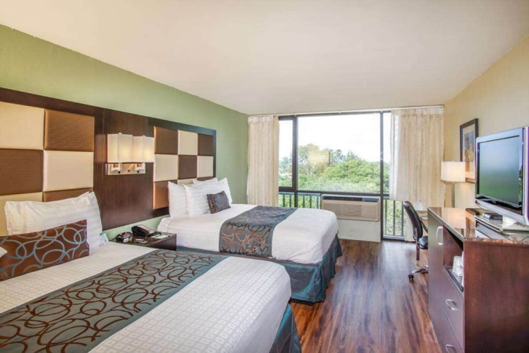 red lion hotel monterey kamer 2 bedden.jpg
