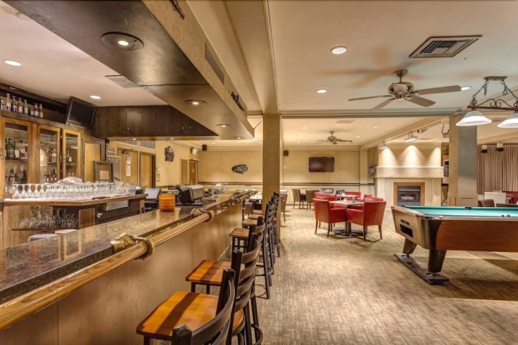 red lion hotel monterey kamer bar.jpg