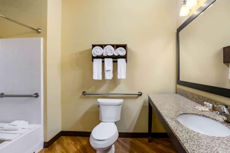 la quinta inn suites at zion park badkamer.jpg