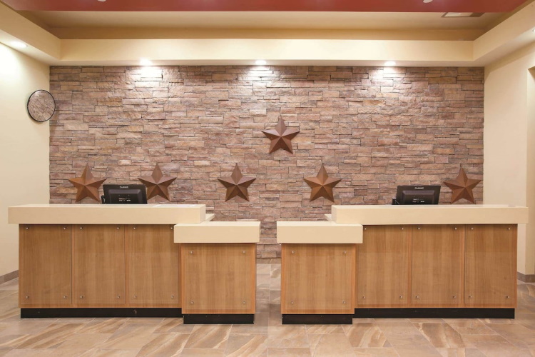 la quinta inn suites at zion park receptie.jpg