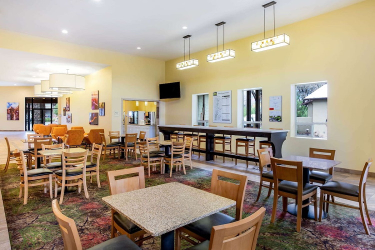 la quinta inn suites at zion park eetruimte.jpg