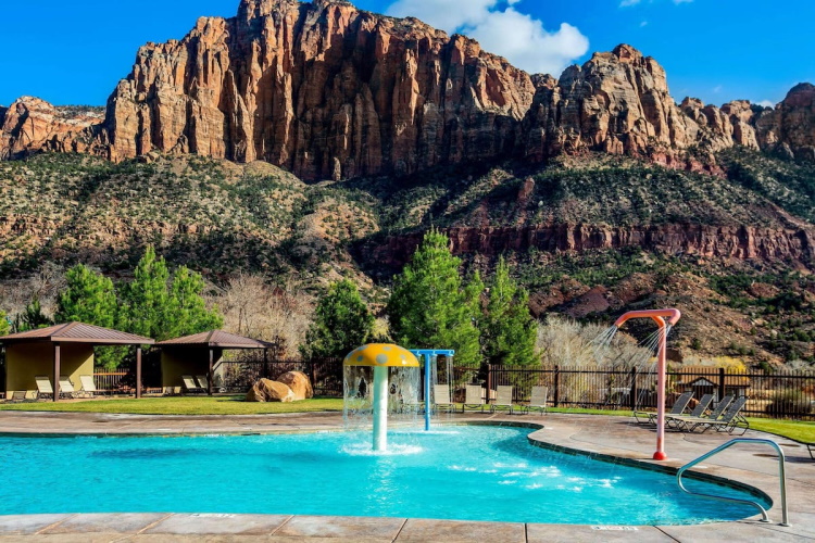 la quinta inn suites at zion park zwembad 001.jpg