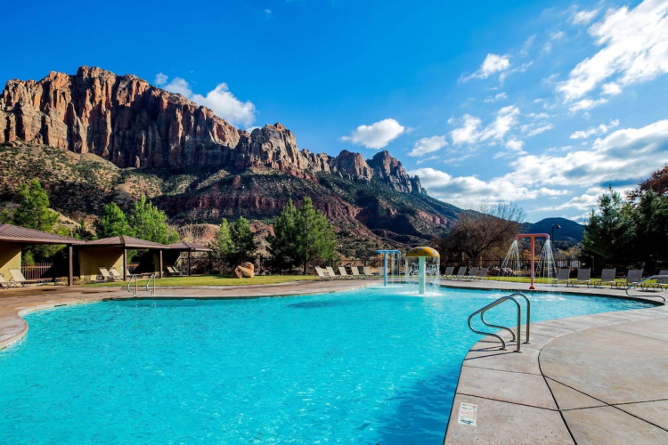 la quinta inn suites at zion park zwembad 002.jpg