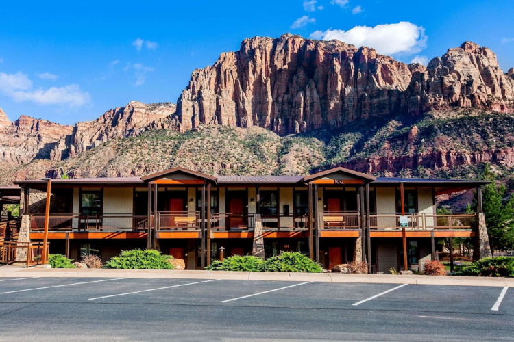 la quinta inn suites at zion park parkeren.jpg