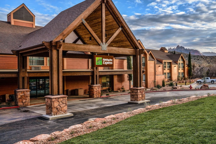 holiday inn express springdale voorkant.jpg