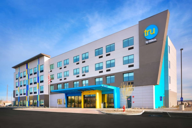 tru by hilton st. george voorkant.jpg