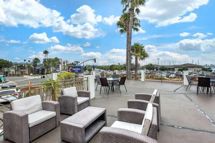 comfort inn san diego at the harbor buitenterras.jpg