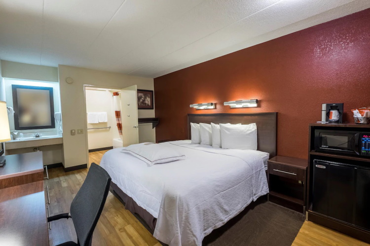 red roof plus+ mt pleasant patriots point kamer 1 bed.jpg