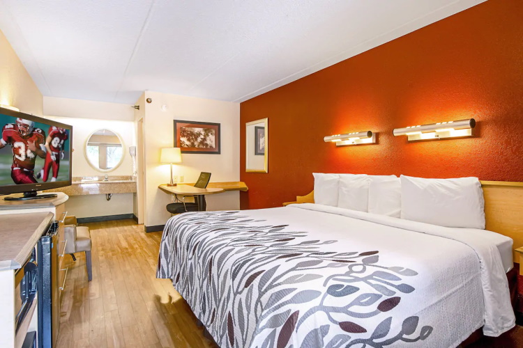 red roof inn asheville west kamer 1 bed.jpg