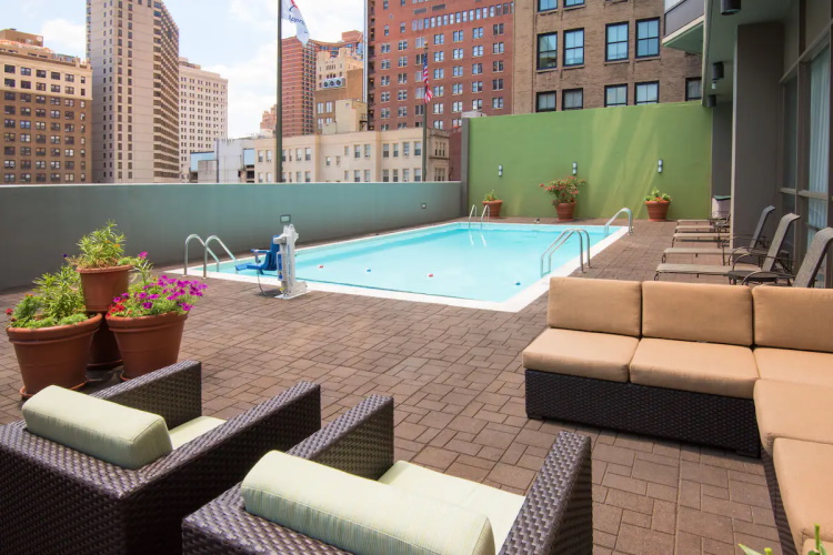 holiday inn express philadelphia midtown zwembad 001.jpg