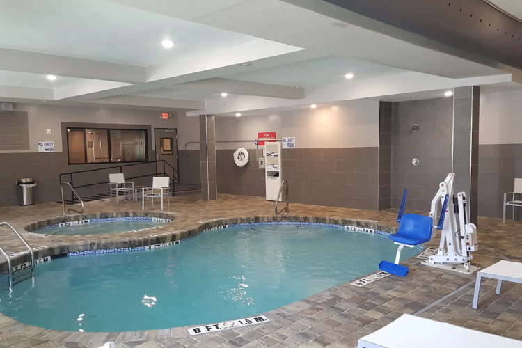 country inn & suites by radisson, savannah midtown binnenzwembad.jpg