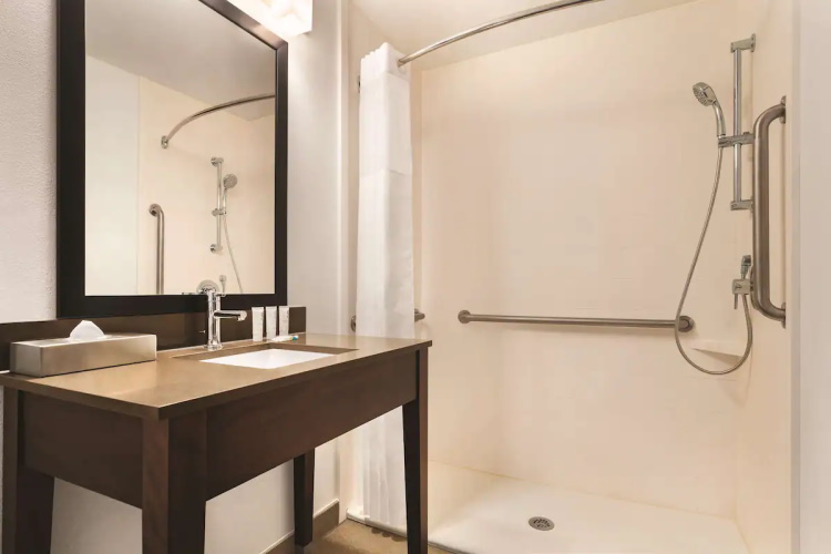 country inn & suites by radisson, savannah midtown badkamer.jpg