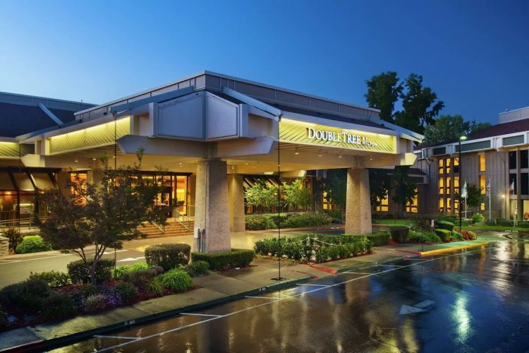 doubletree by hilton hotel sacramento voorkant.jpg