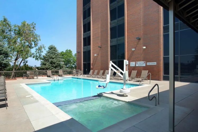 radisson hotel denver - aurora zwembad.jpg