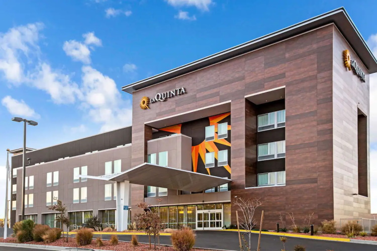 la quinta inn en suites page at lake powell entree.jpg
