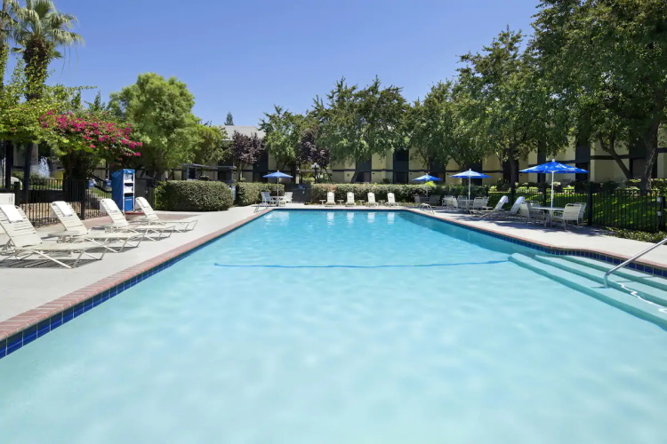 sheraton four points bakersfield zwembad.jpg