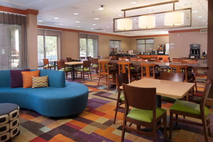 fairfield inn & suites by marriott atlanta airport south ontbijtruimte.jpg