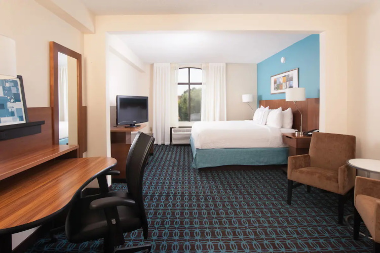 fairfield inn & suites by marriott atlanta airport south kamer 1 bed.jpg