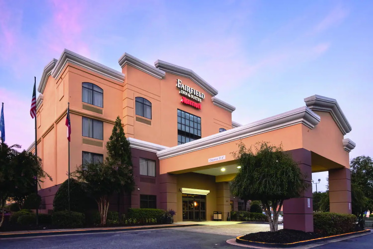 fairfield inn & suites by marriott atlanta airport south voorkant.jpg