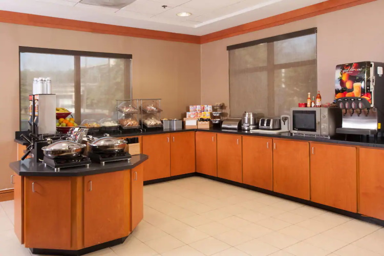 fairfield inn & suites by marriott atlanta airport south ontbijt.jpg