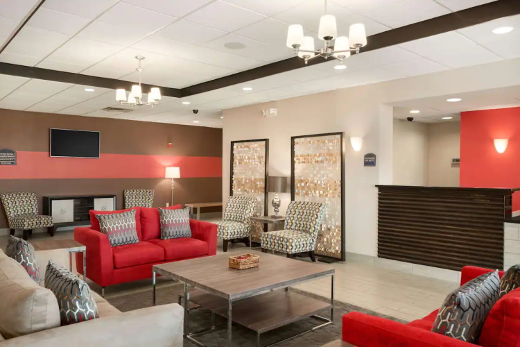 wyndham garden tallahassee capitol lounge.jpg