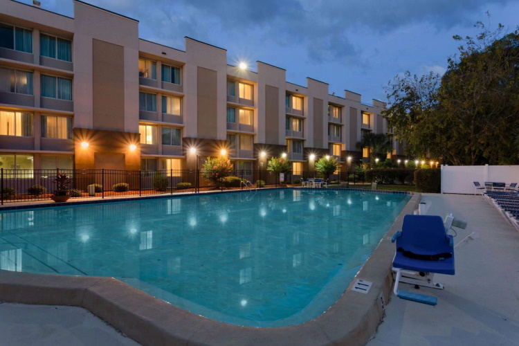 wyndham garden tallahassee capitol zwembad.jpg