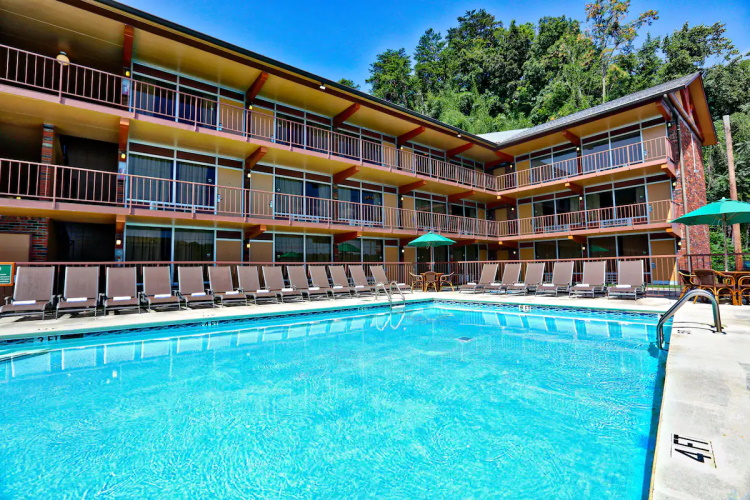 wild bear inn zwembad.jpg