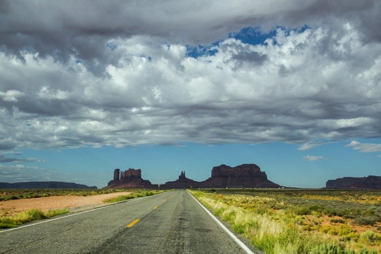 monument valley road-gb479f2a03_1280.jpg