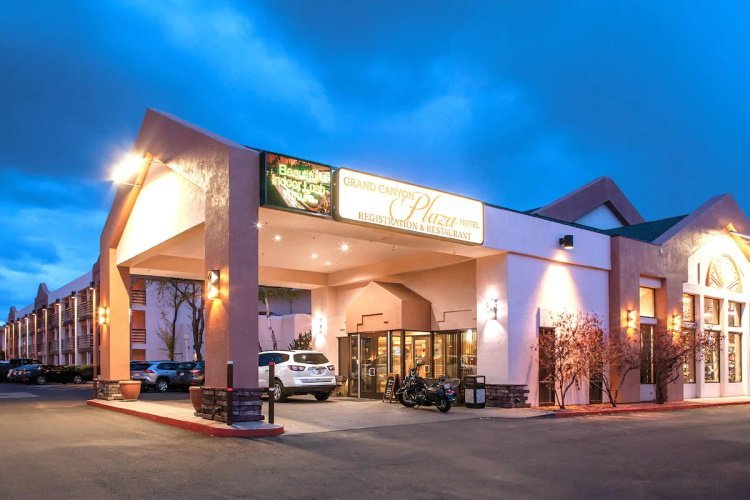 grand canyon plaza hotel voorkant.jpg
