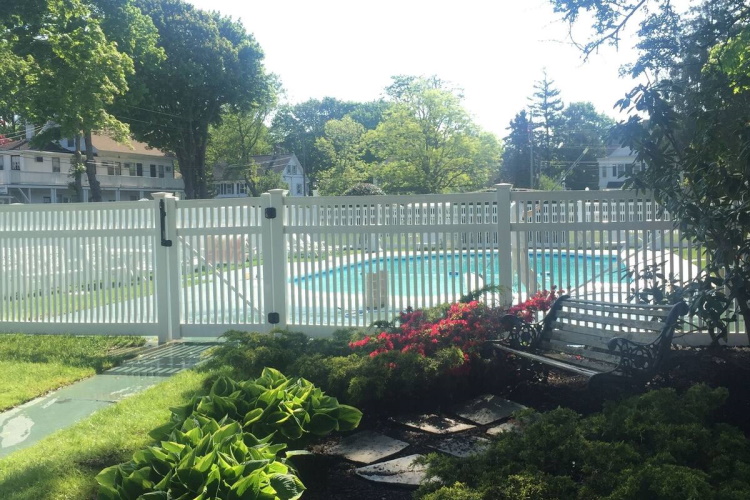 shoreway acres inn tuin hek.jpg