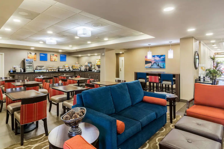 comfort inn pensacola ontbijtruimte.jpg