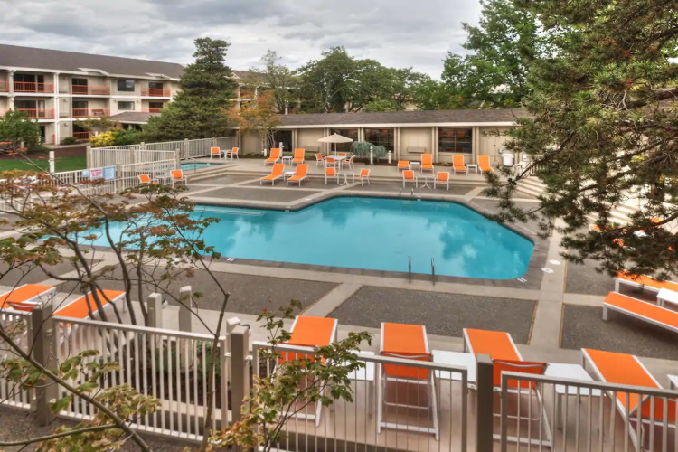 ashland hills hotel suites zwembad.jpg