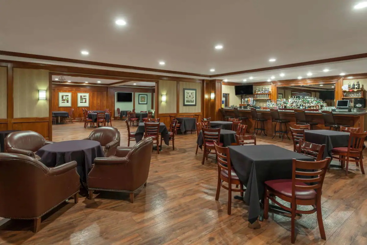 wyndham visalia restaurant bar.jpg