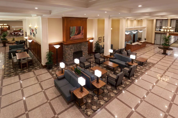 wyndham visalia lounge.jpg