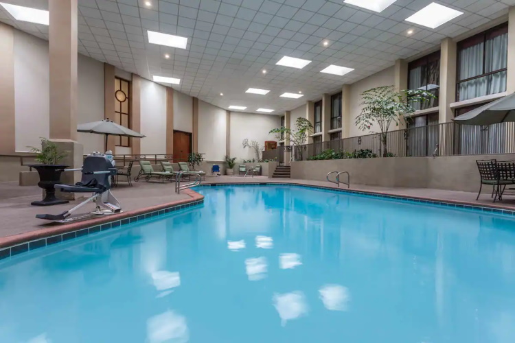 wyndham visalia binnenzwembad.jpg