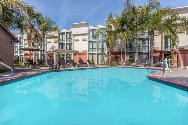 wyndham visalia zwembad 001.jpg
