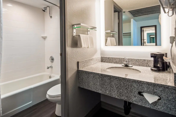best western yacht harbor hotel badkamer.jpg