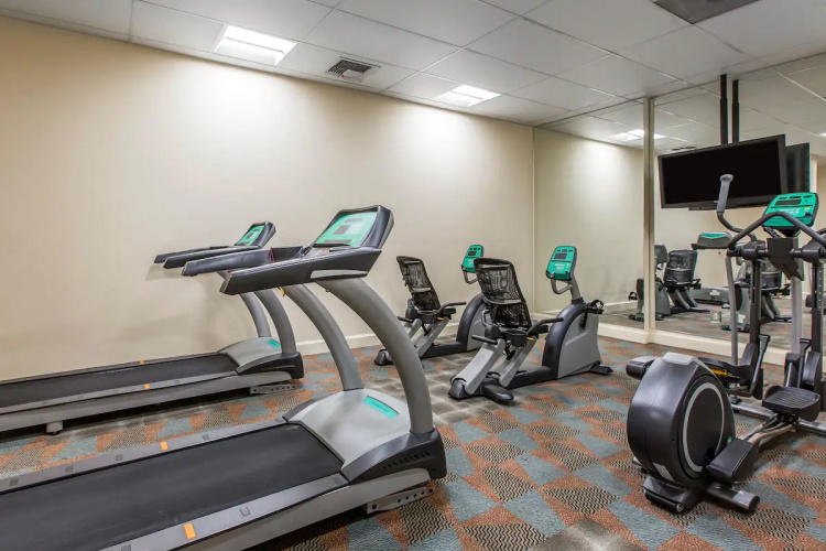 clarion hotel anaheim resort fitness.jpg