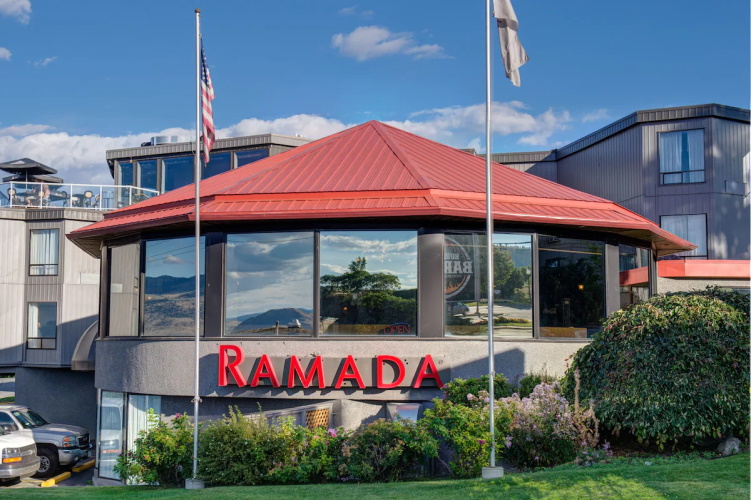 ramada inn kamloops voorkant.jpg