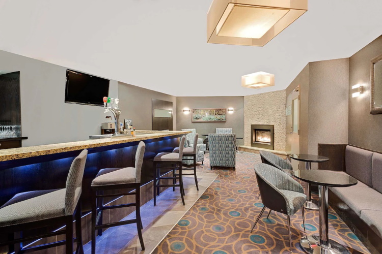 ramada inn kamloops bar.jpg