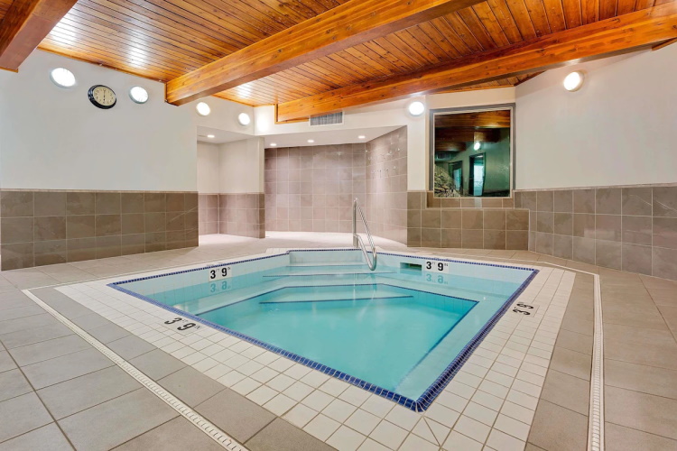 ramada inn kamloops binnenbad.jpg