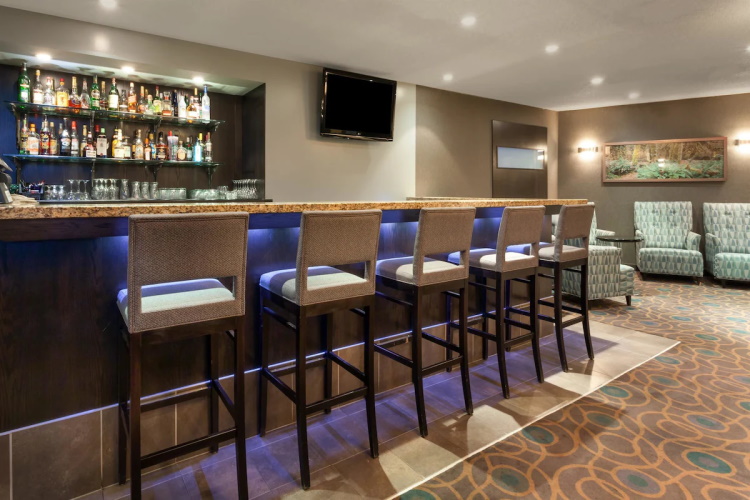 ramada inn kamloops bar 2.jpg