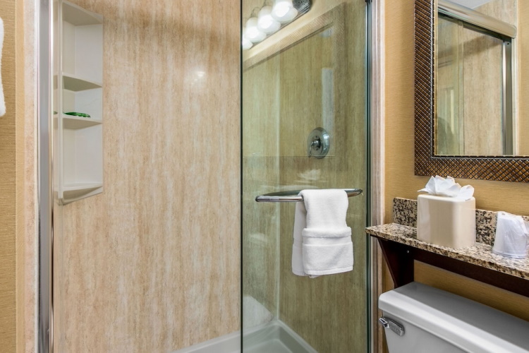 holiday inn hotel suites clearwater beach badkamer 002.jpg