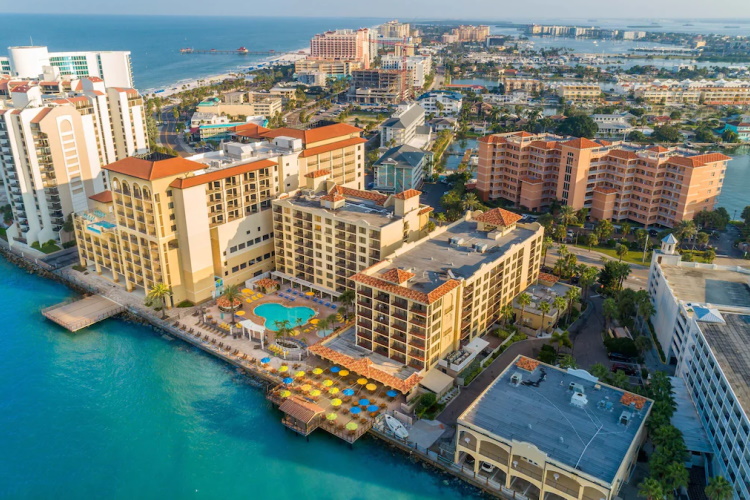 holiday inn hotel suites clearwater beach luchtfoto.jpg