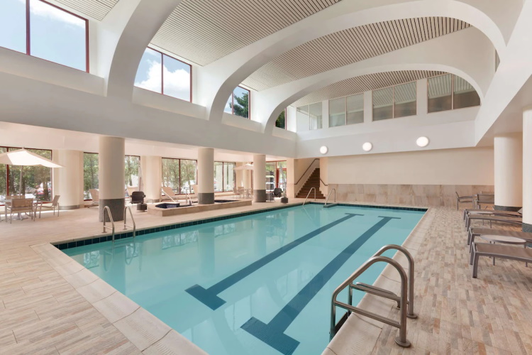 embassy suites by hilton boston waltham binnenzwembad.jpg