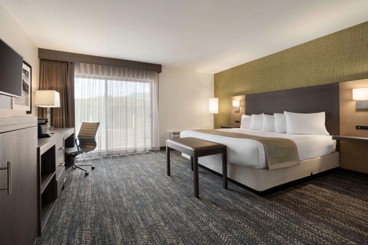 days hotel flagstaff kamer kingsize bed.jpg