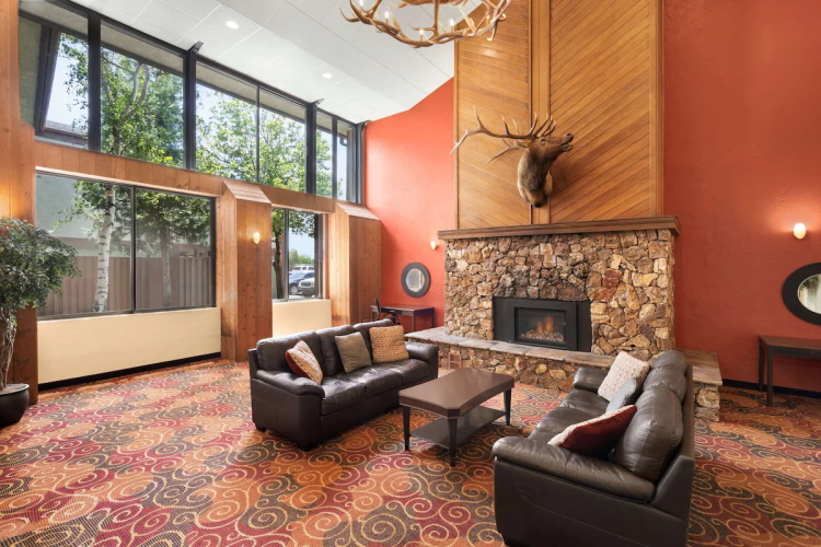 days hotel flagstaff lounge.jpg
