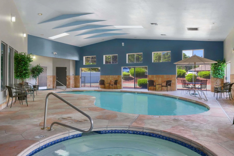 days inn by wyndham williams zwembad.jpg