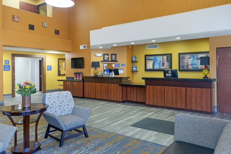 best western plus fresno inn receptie.jpg