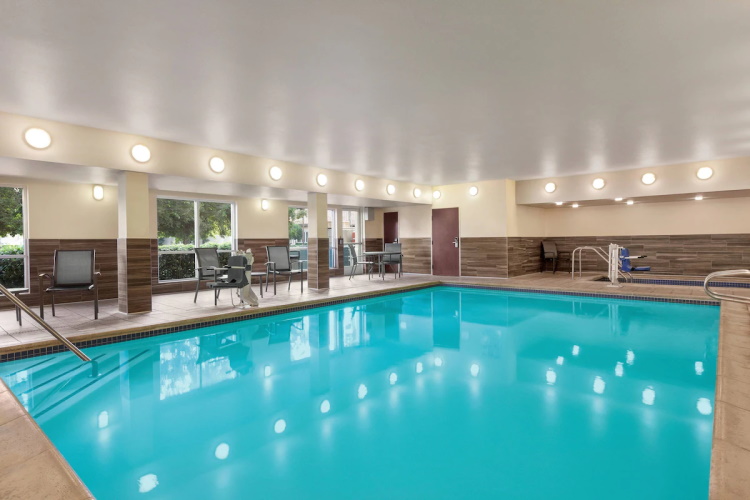 fairfield inn by marriott visalia sequoia zwembad.jpg